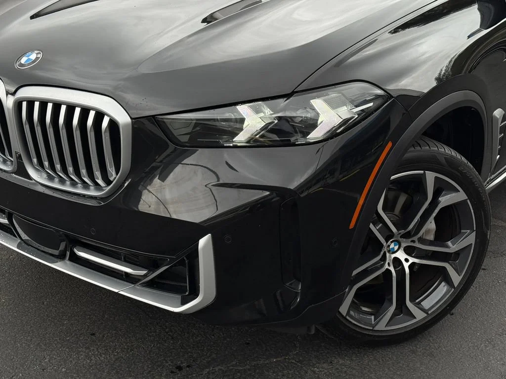 Used 2024  BMW sDrive40i image 3