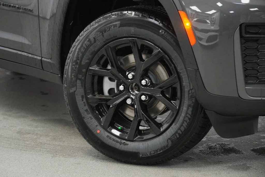 New 2026 Baltic Gray Metallic Clear-Coat Exterior Paint Jeep Altitude image 4