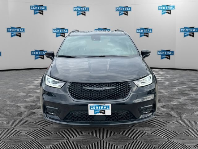 New 2026 Diamond Black Crystal Pearl-Coat Exterior Paint Chrysler Limited image 8