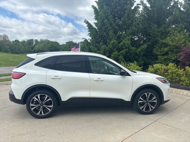 Used 2022 White Ford SE image 6