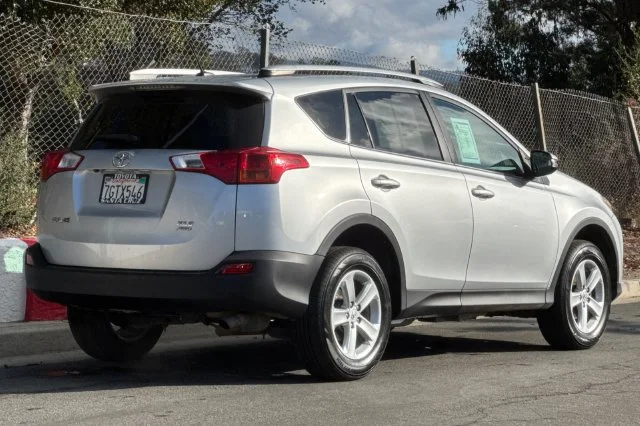 Used 2014 Silver Toyota XLE image 4