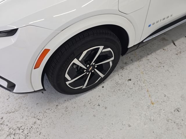 Used 2025 White Chevrolet LT image 9