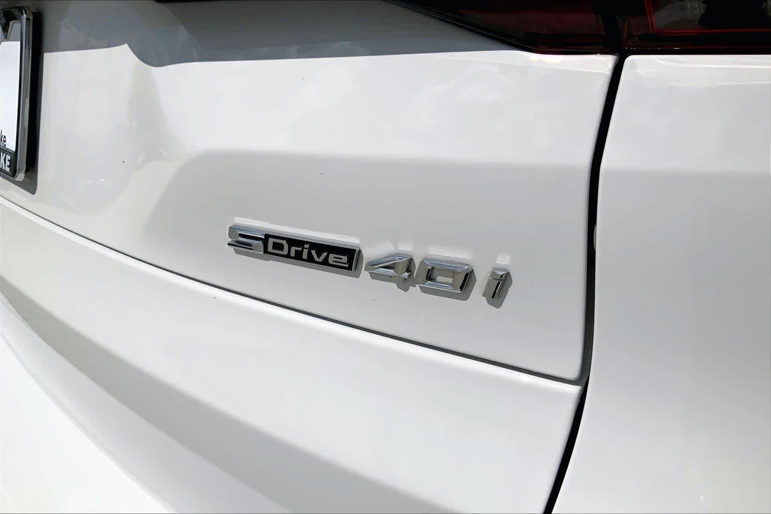Used 2023 Alpine White BMW sDrive40i image 9