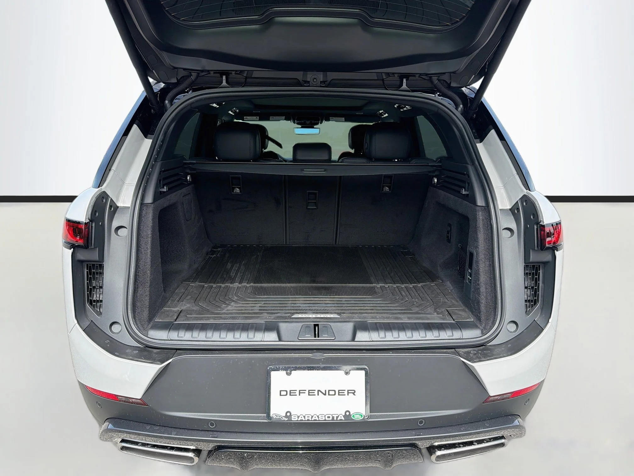 New 2026 Borasco Grey Land Rover SE image 12
