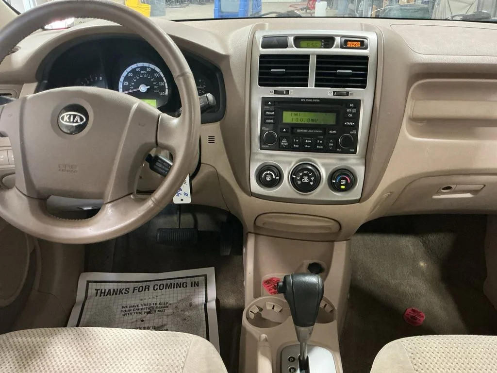 Used 2005 White Kia EX image 17