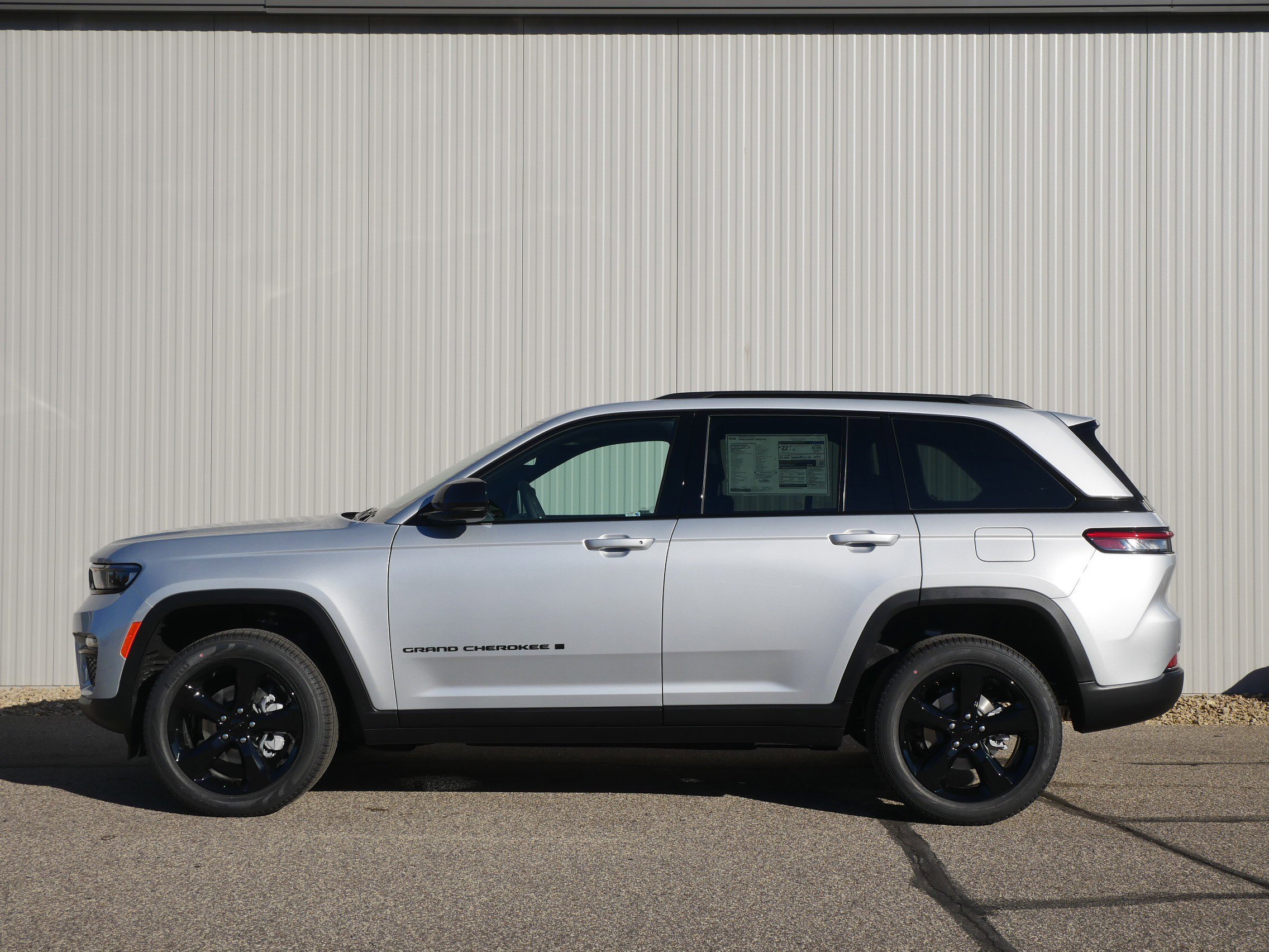 2025 Jeep Grand Cherokee Limited photo 2