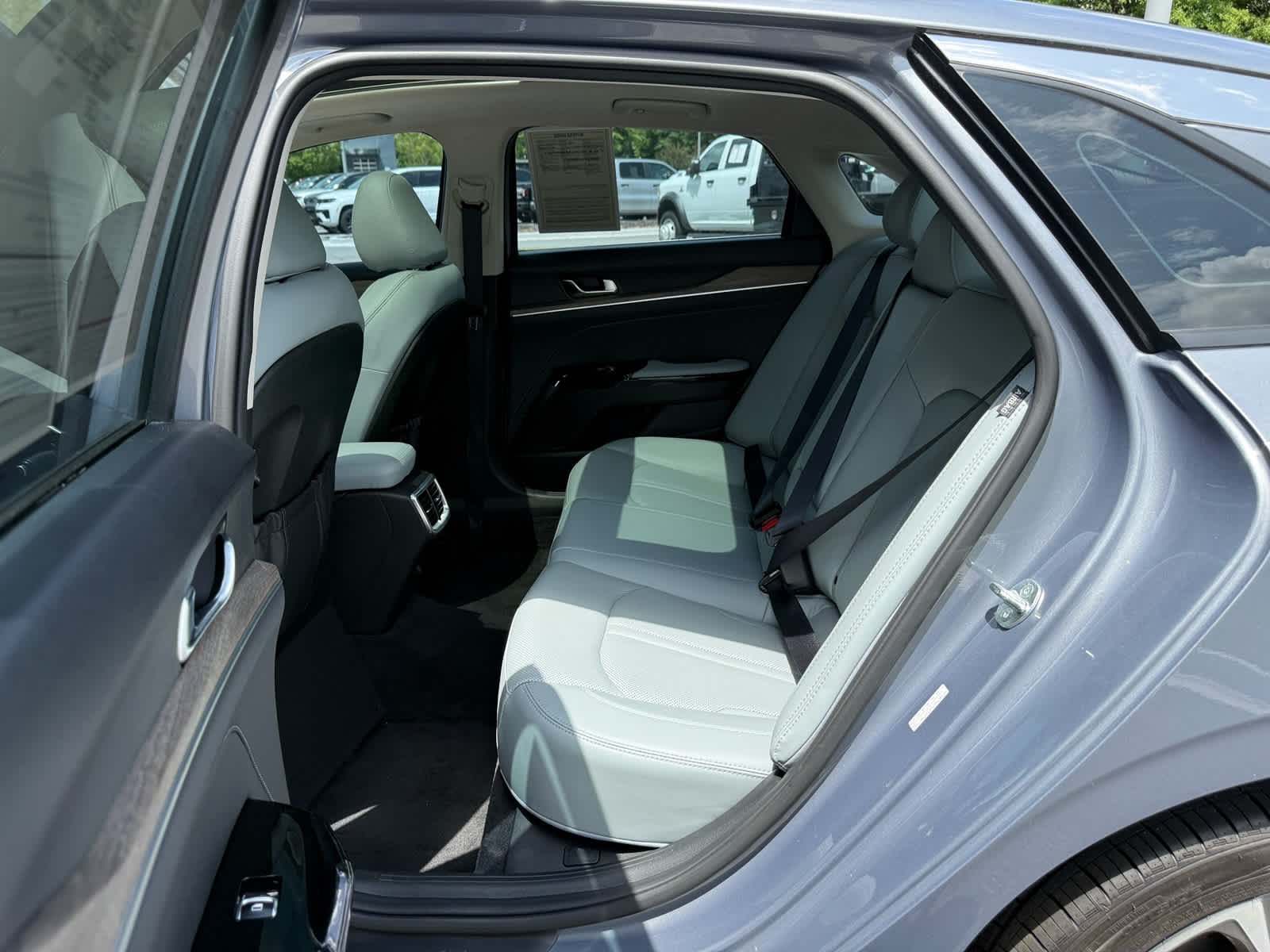 Used 2023 Everlasting Silver Kia EX image 23
