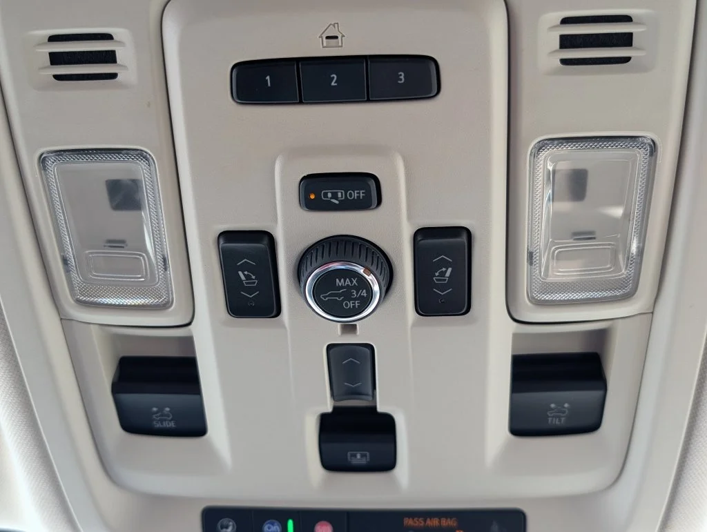 Used 2023 White GMC Denali image 28