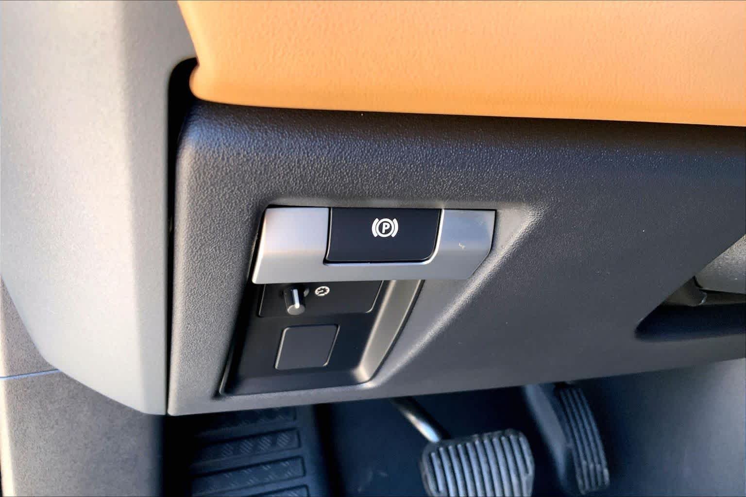 New 2026 Santorini Black LAND ROVER X-Dynamic SE image 18