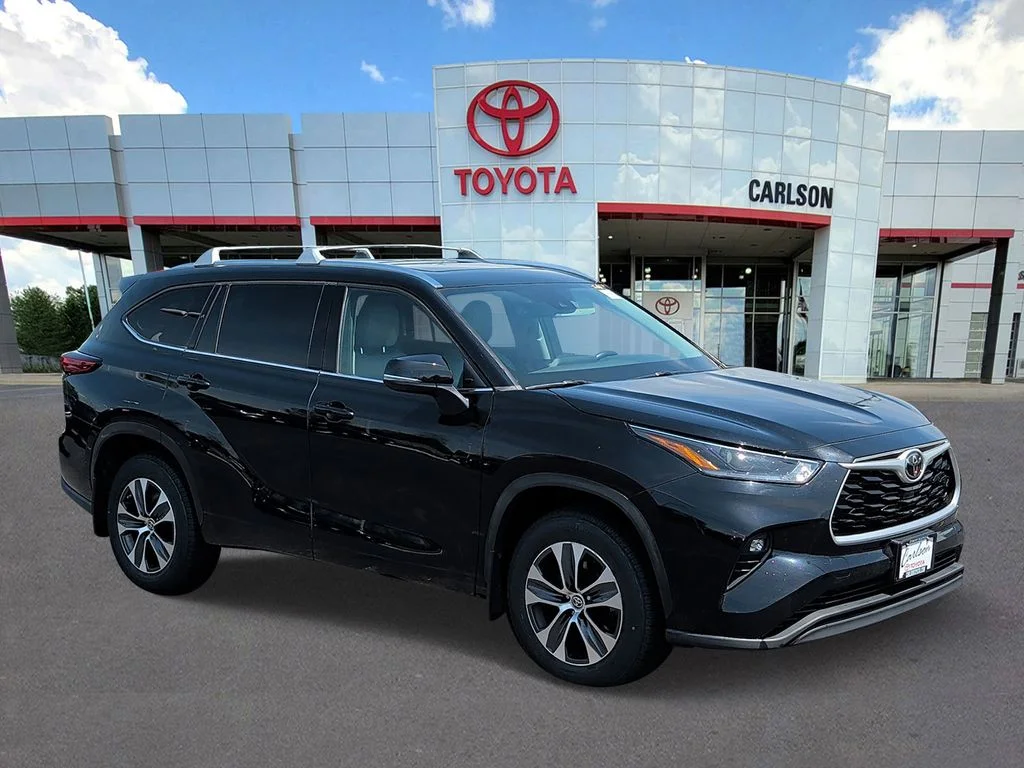 Used 2021 Toyota Highlander XLE with VIN 5TDGZRBH5MS153231 for sale in Minneapolis, Minnesota