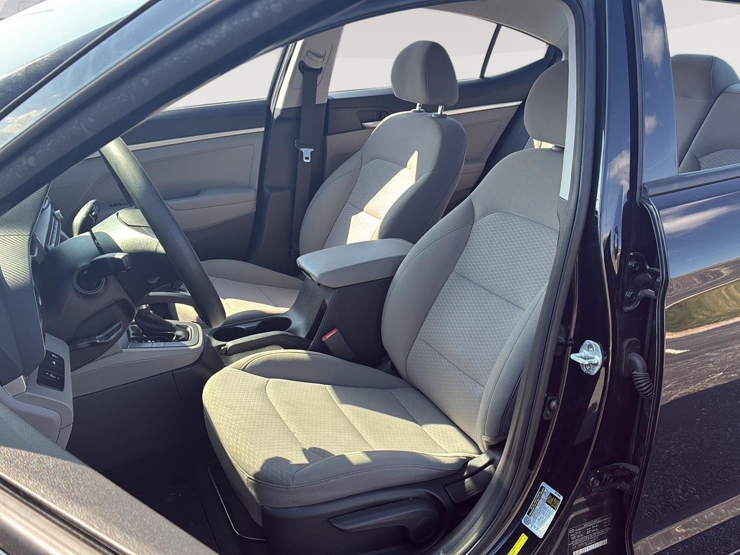 Used 2020 Phantom Black Hyundai SE image 3