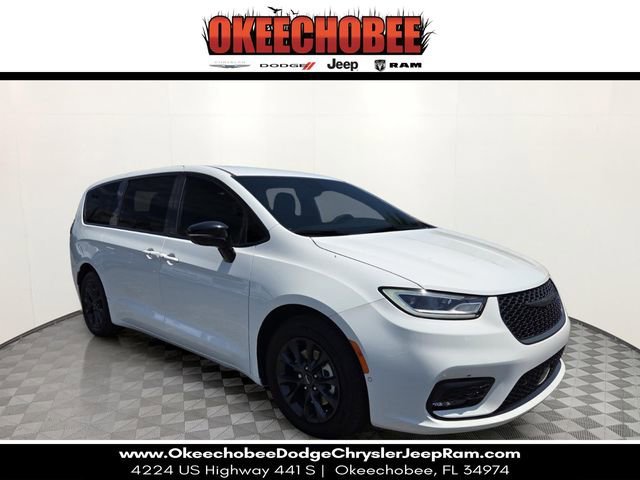 2024 Chrysler Pacifica Hybrid Select S-Appearance PHEV's photo