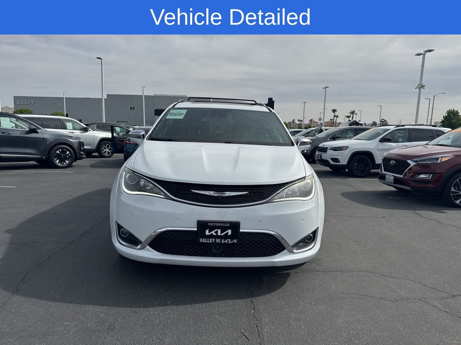 Used 2020 Bright White Clearcoat Chrysler Limited image 2