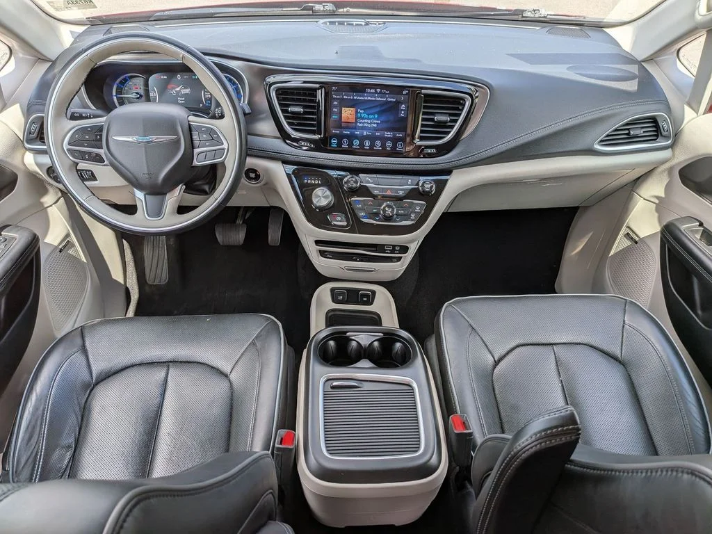 Used 2018 Red Chrysler Limited image 26