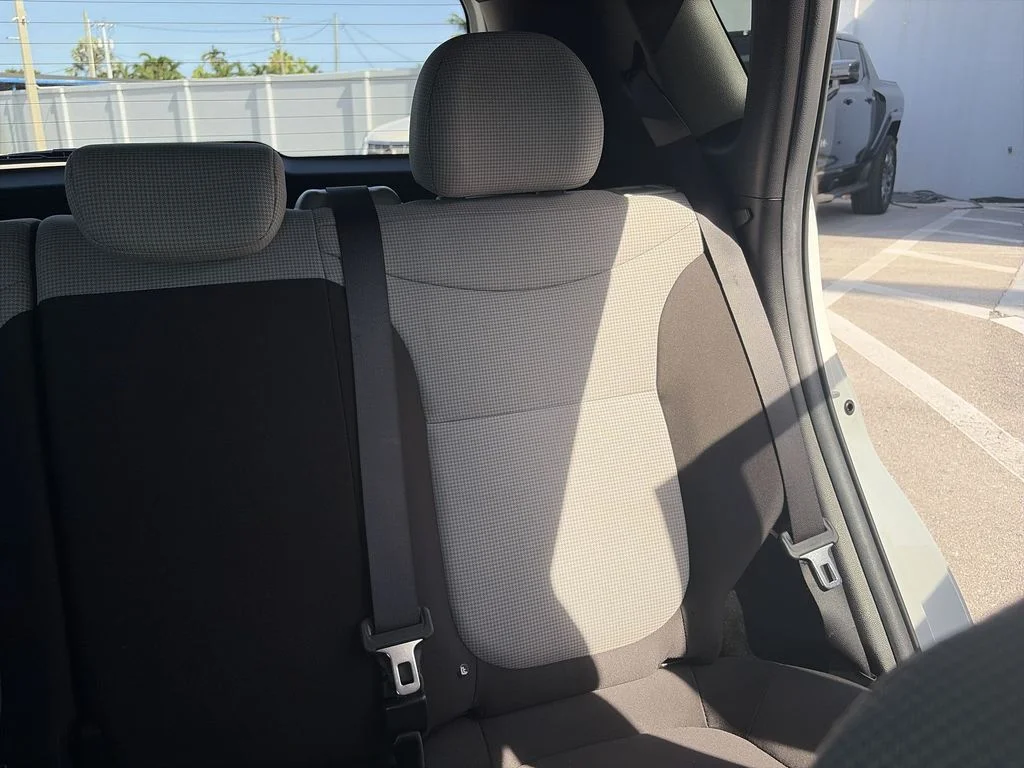Used 2018 White Kia Base image 14