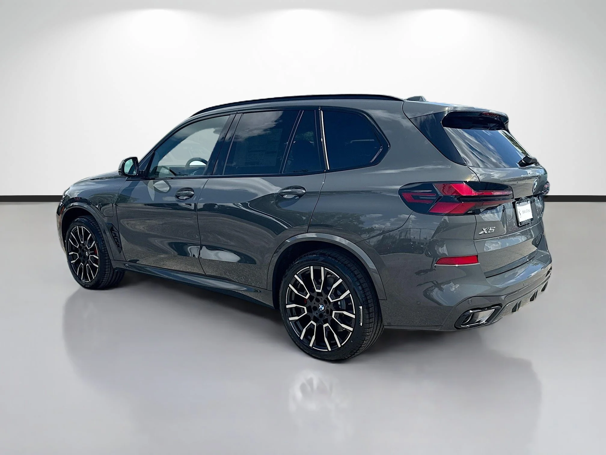 New 2026 Dravit Grey Metallic BMW xDrive50e image 5