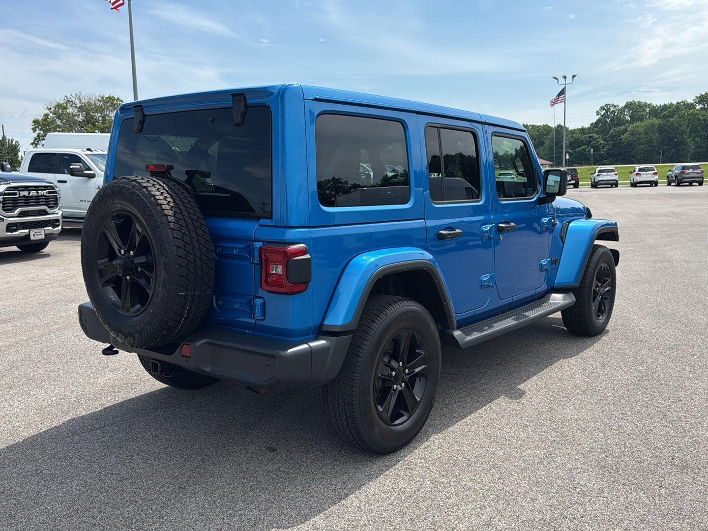 Used 2022 Hydro Blue Pearlcoat Jeep Unlimited Sahara Altitude image 17