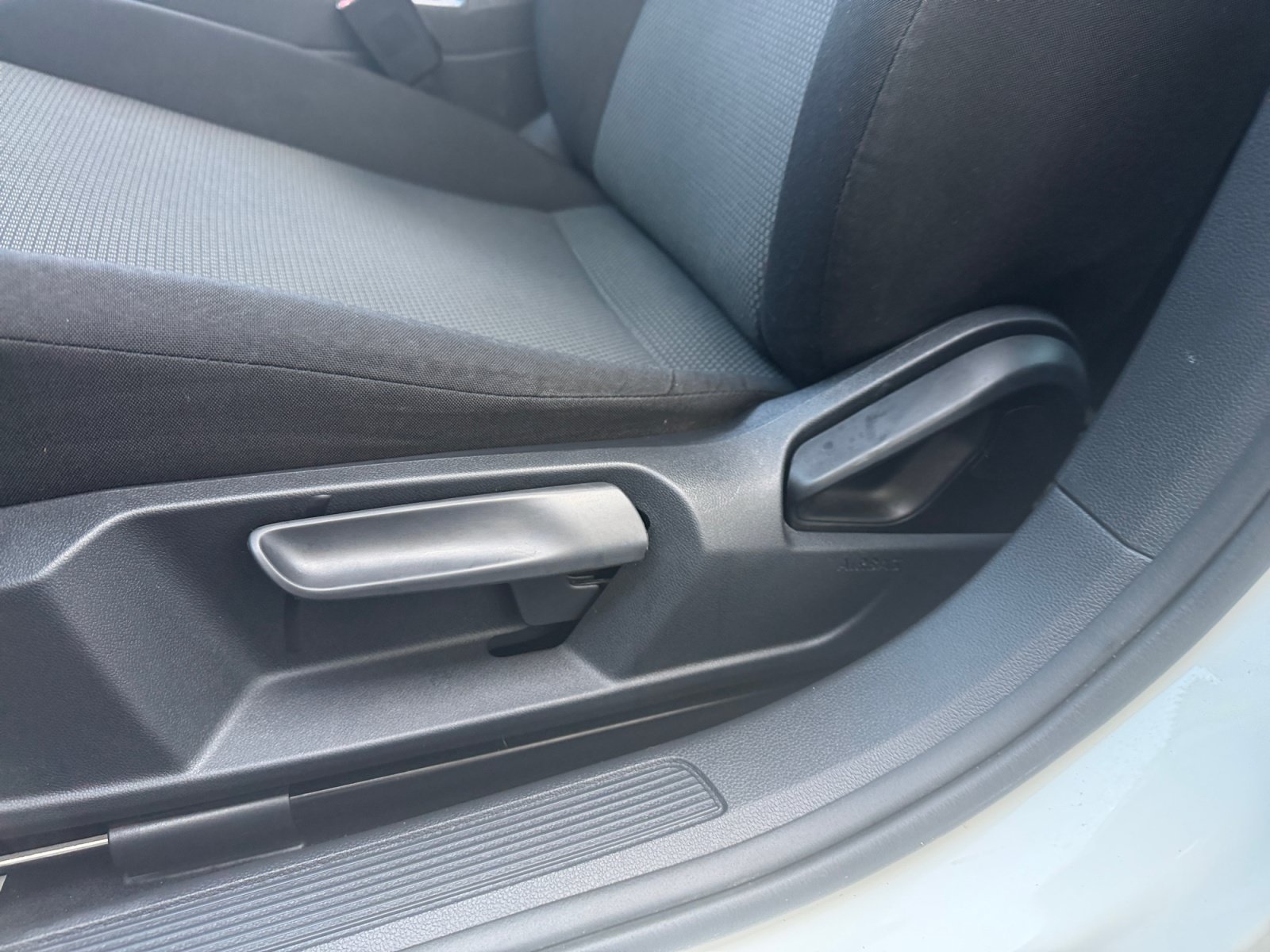 Used 2021 Pure White Volkswagen S image 9