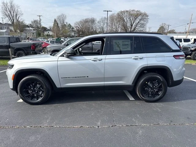 New 2026 Silver Zynith Jeep Altitude image 4