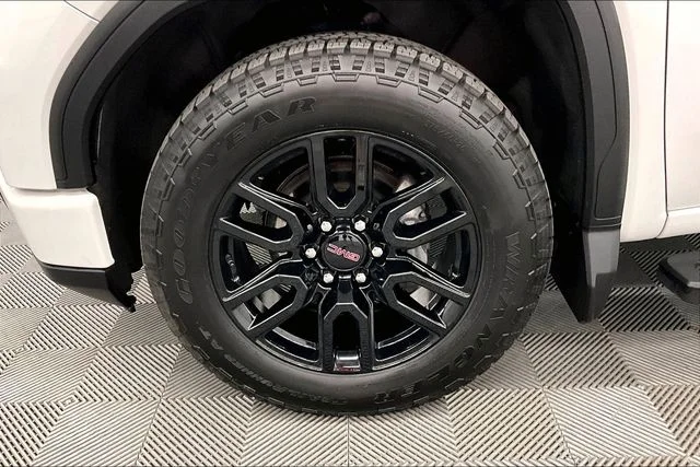 Used 2024 Summit White GMC Elevation image 10