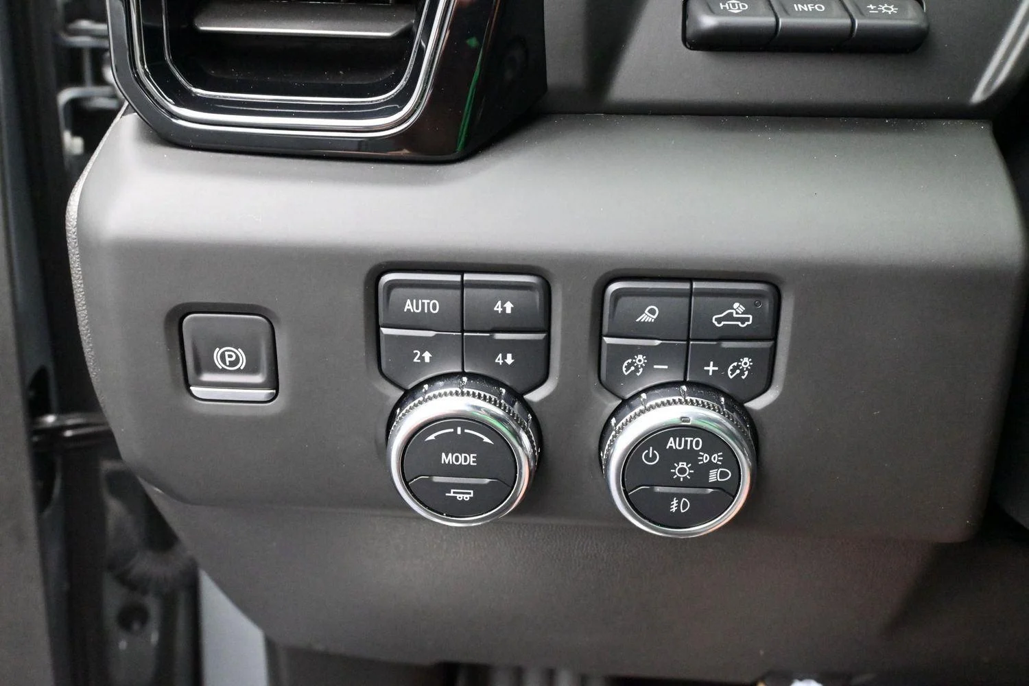Used 2025 Sterling Metallic GMC AT4 image 20