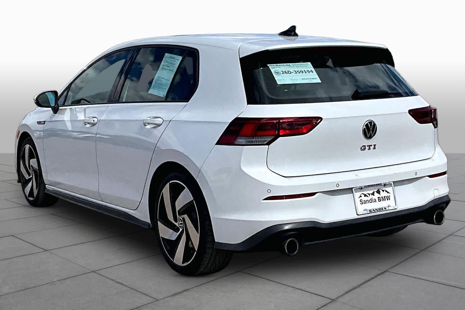 Used 2022 Oryx White Pearl Volkswagen SE image 9