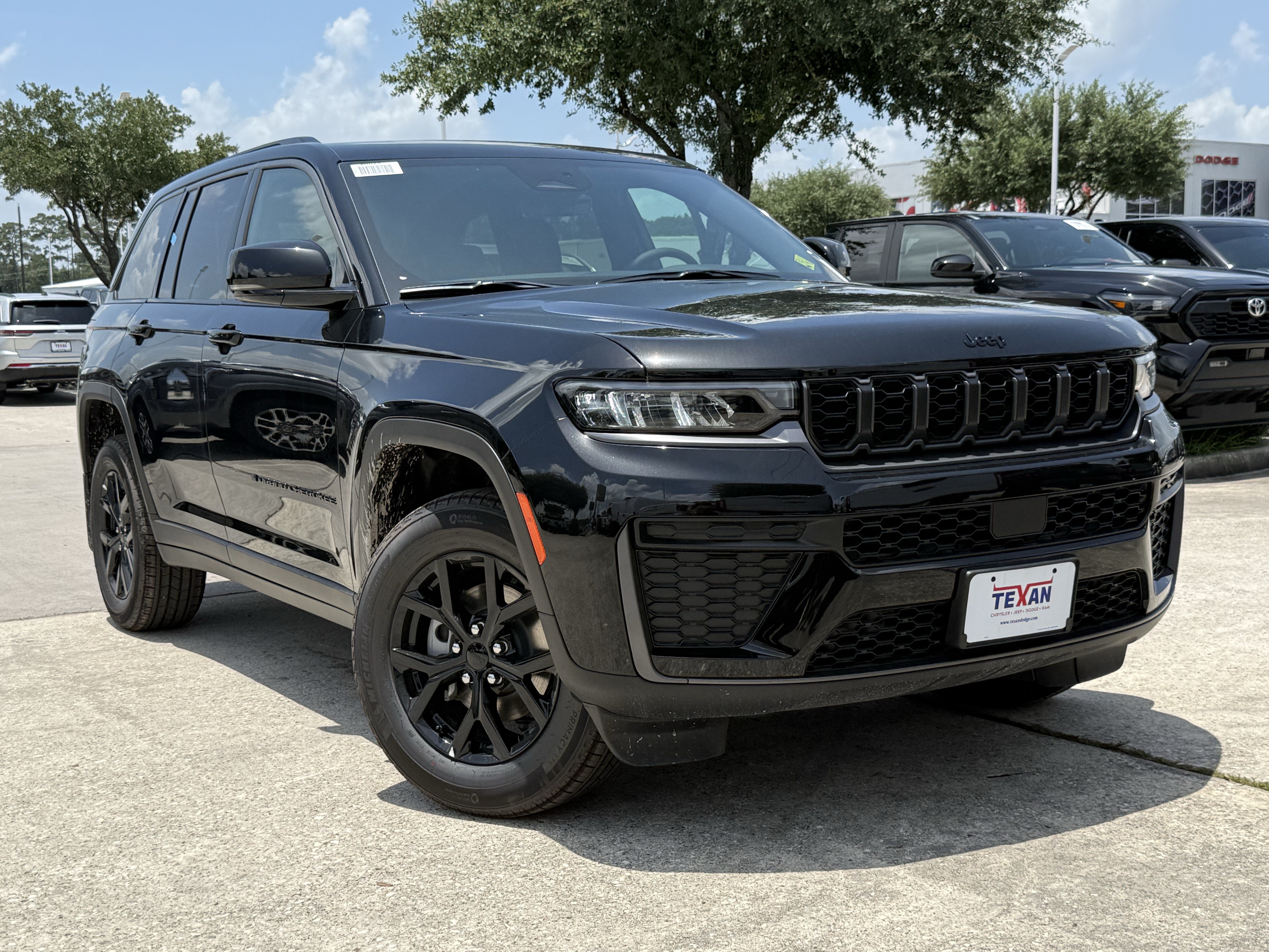 New 2026 Diamond Black Crystal Pearl-Coat Exterior Paint Jeep Laredo Altitude image 2