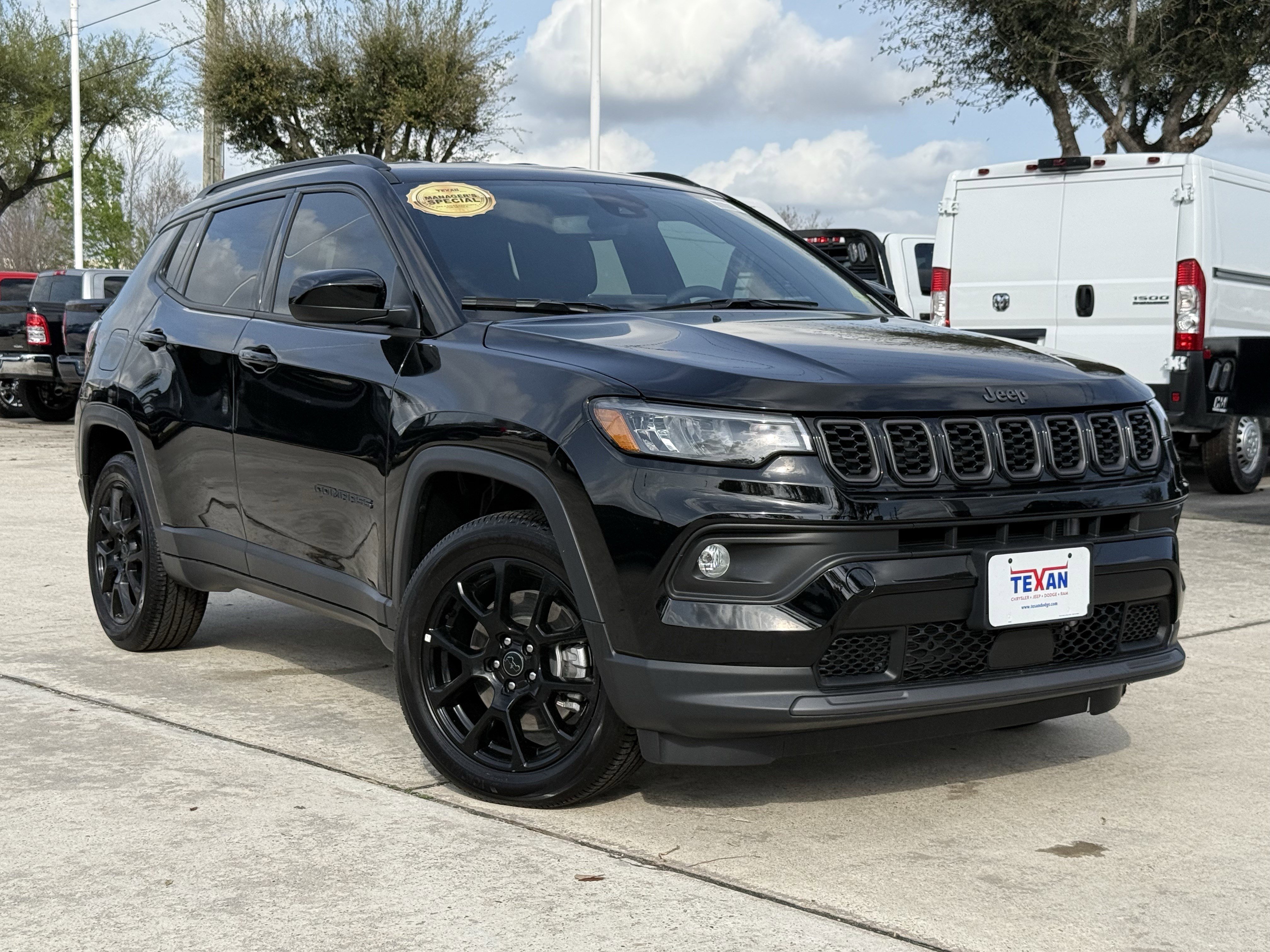 New 2026 Diamond Black Crystal Pearlcoat Jeep Latitude Altitude image 2