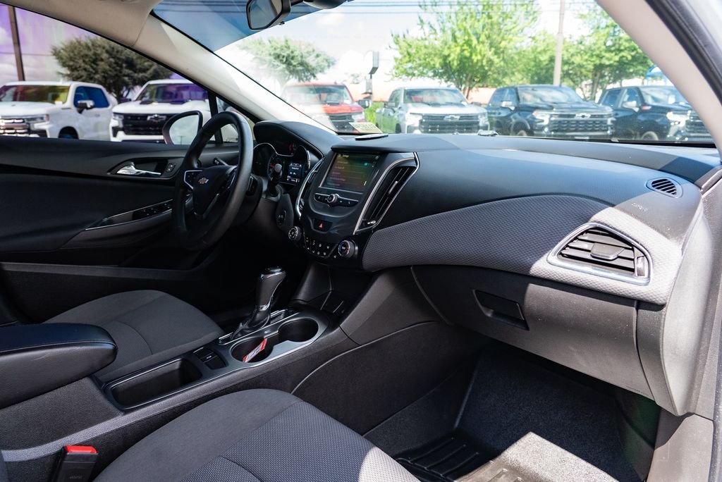 Used 2018 Summit White Chevrolet LT image 28