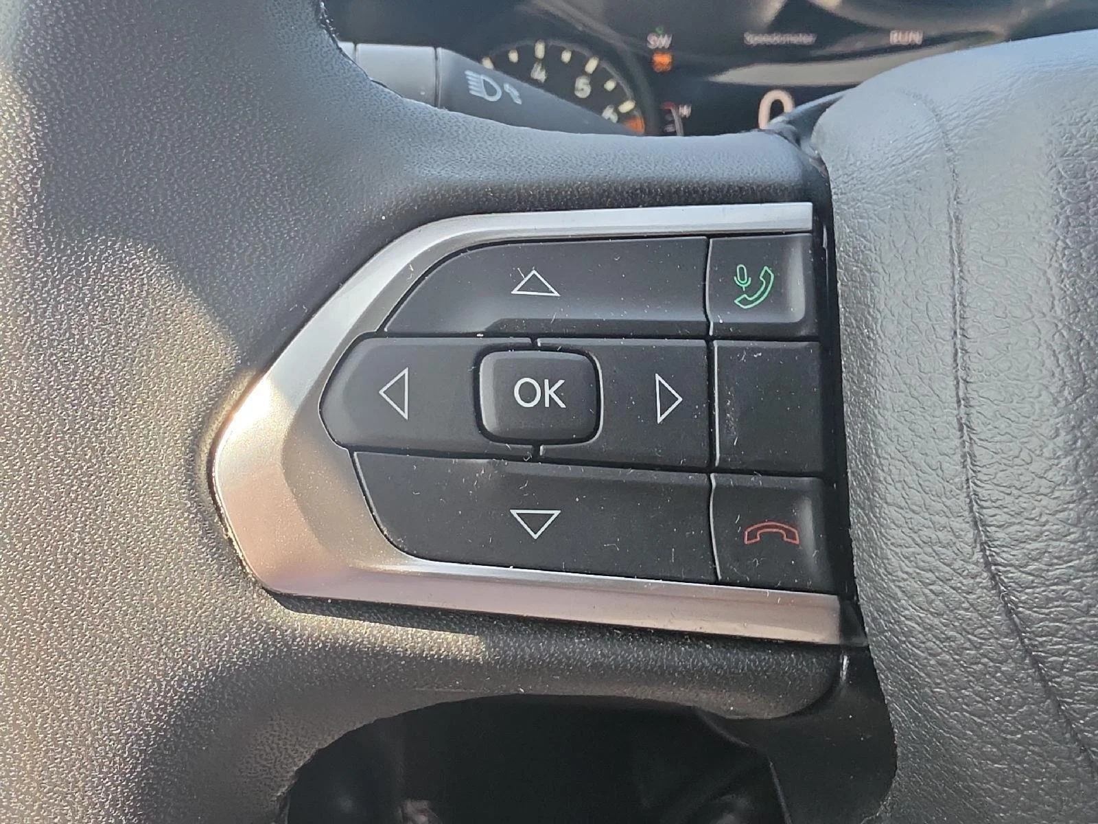 Used 2023  Jeep Latitude Lux image 20
