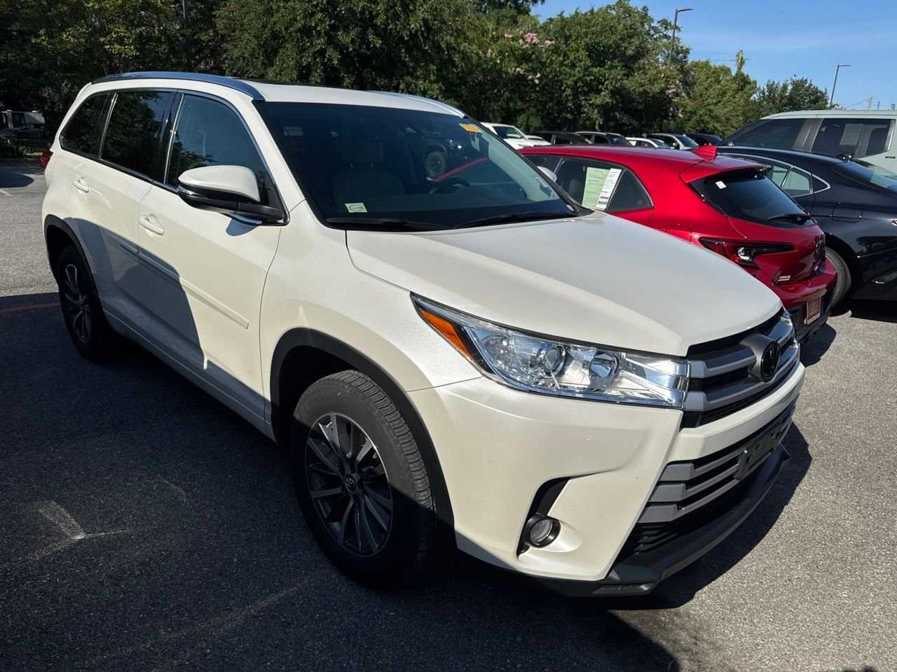 Used 2018 White Toyota XLE image 3