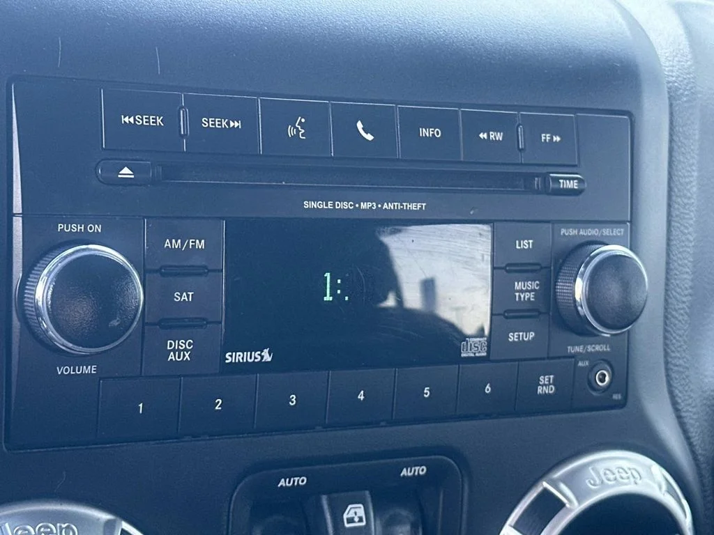 Used 2018 White Jeep Unlimited Sahara image 3