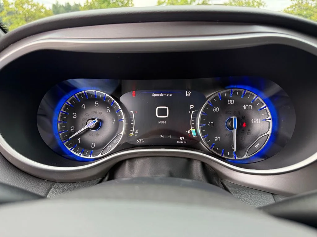 2025 Chrysler Voyager LX - Photo 15