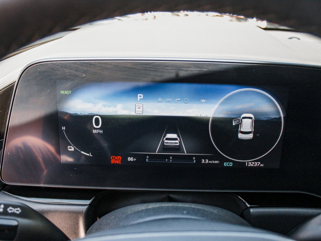 Used 2023 Snow White Pearl Kia Wave image 16