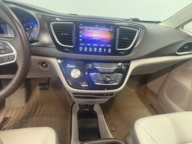 Used 2017 Red Chrysler Touring L image 34