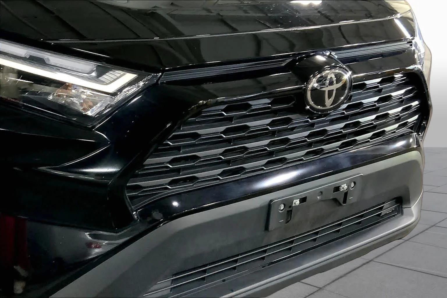 Used 2025 Midnight Black Metallic Toyota LE image 30