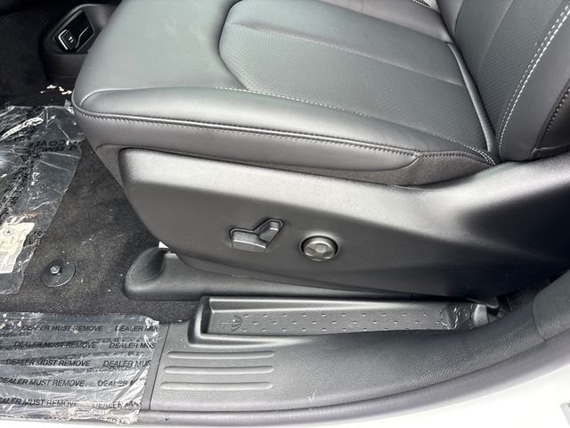 New 2027 Bright White Clear-Coat Exterior Paint Chrysler Select image 7