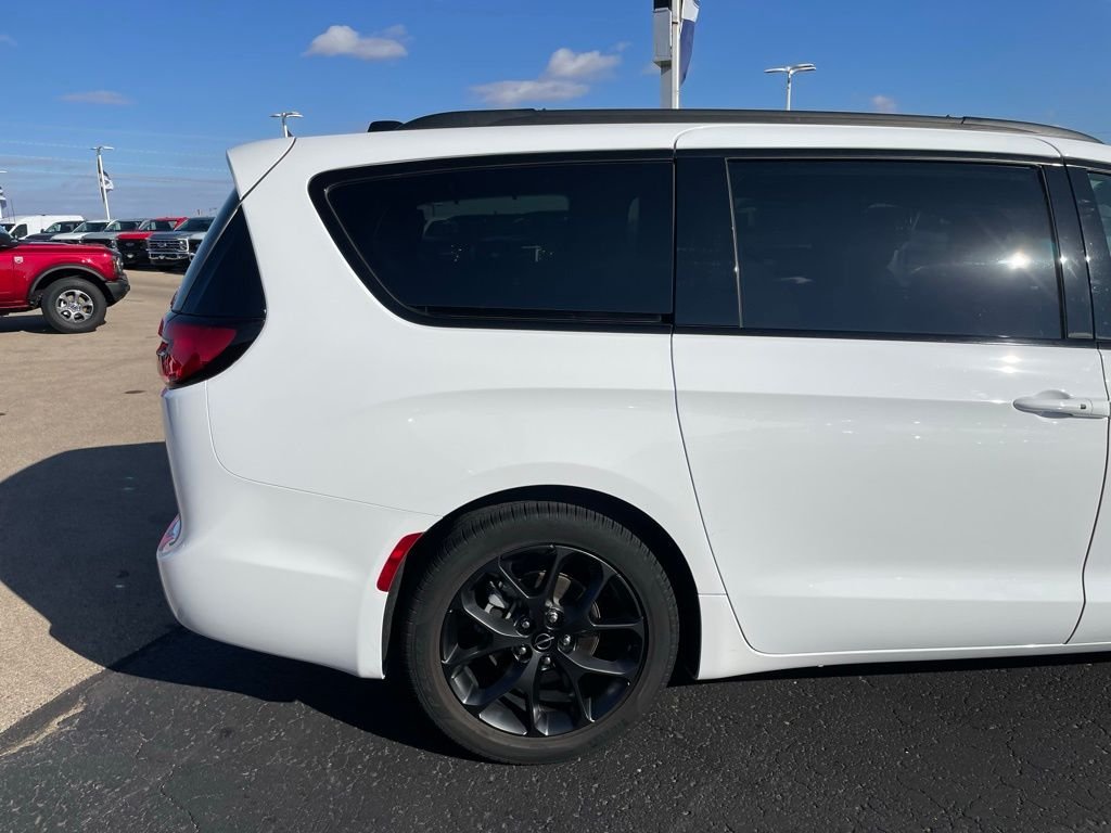 Used 2025 White Chrysler Limited image 38