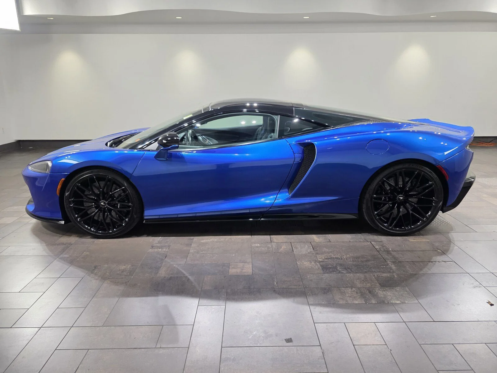 Used 2023 MSO Volcano Blue McLaren  image 3