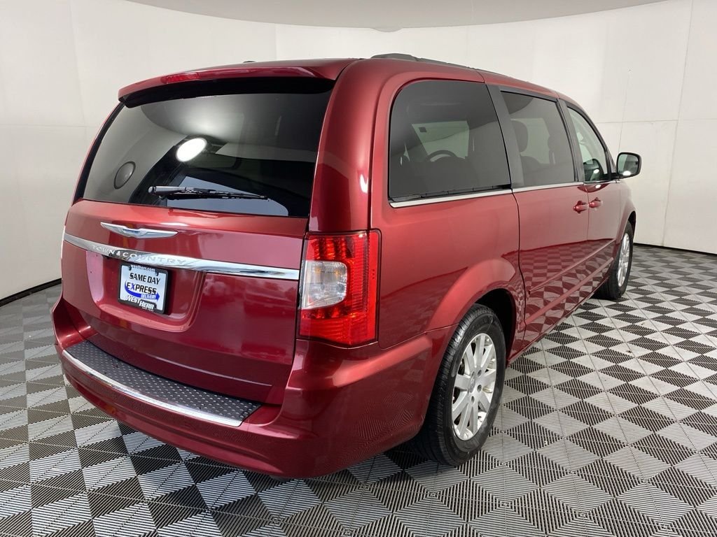 Used 2015 Red Chrysler LX image 5