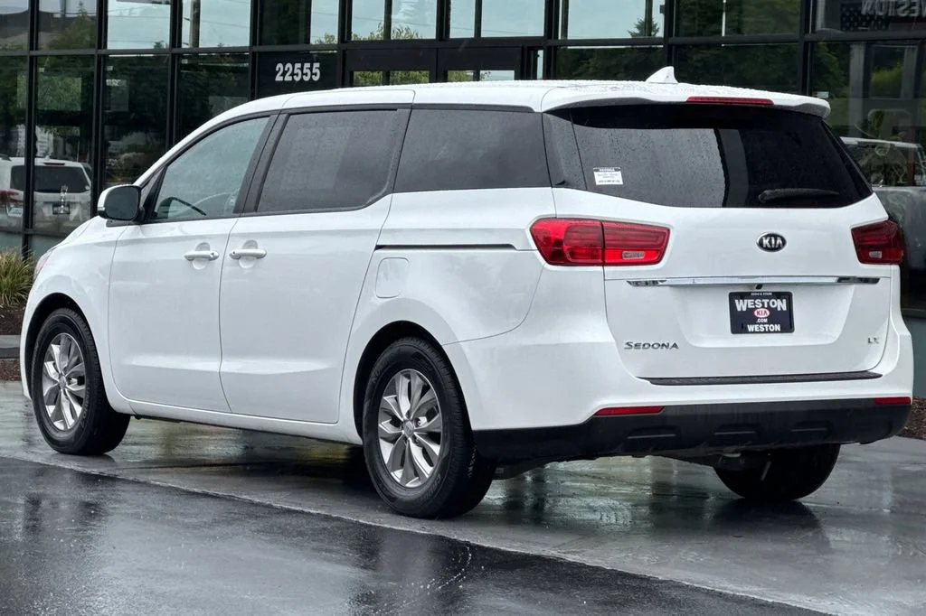 Used 2021 Pearl Kia LX image 6