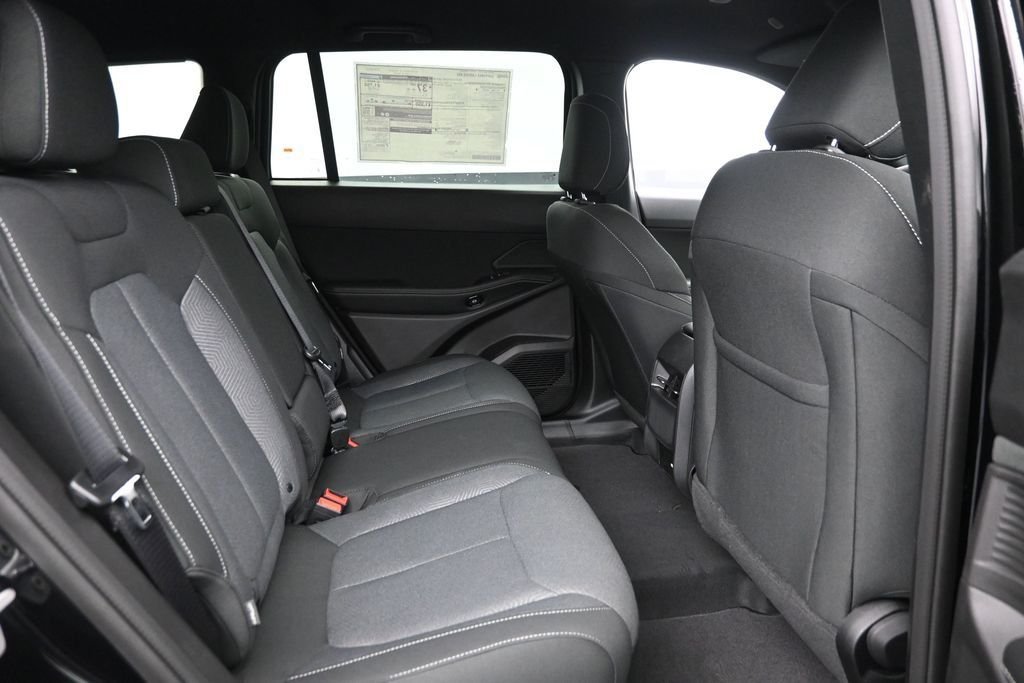 New 2026 Diamond Black Crystal Pearl-Coat Exterior Paint Jeep Laredo image 8