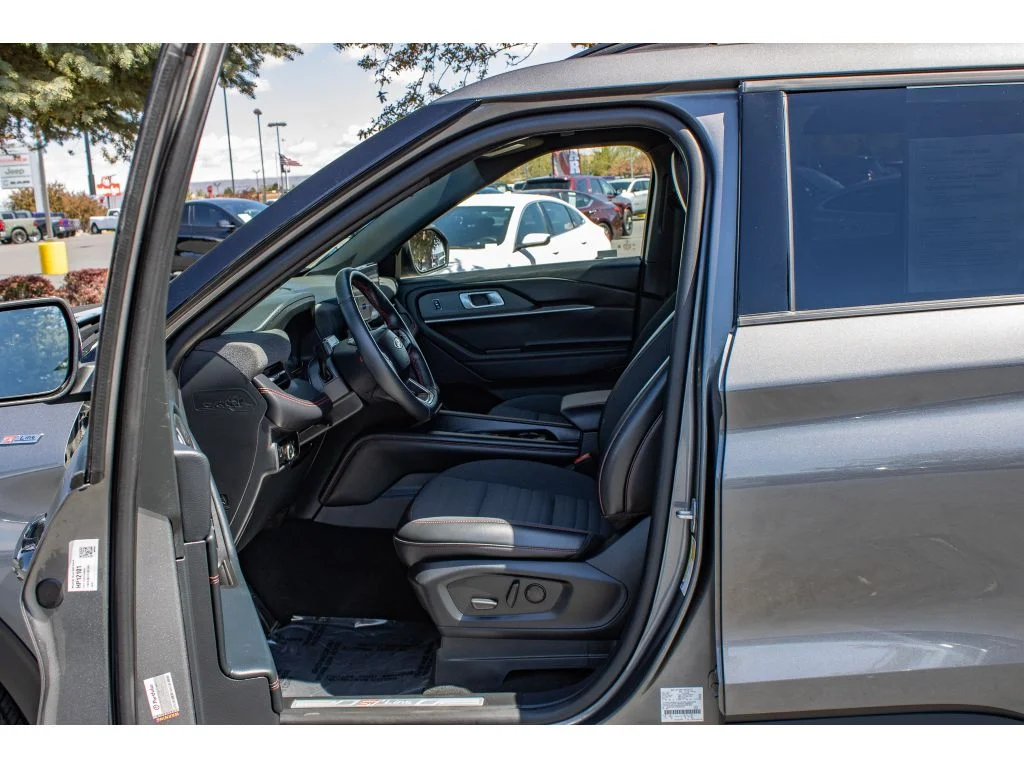 Used 2025 Carbonized Gray Metallic Ford ST-Line image 29