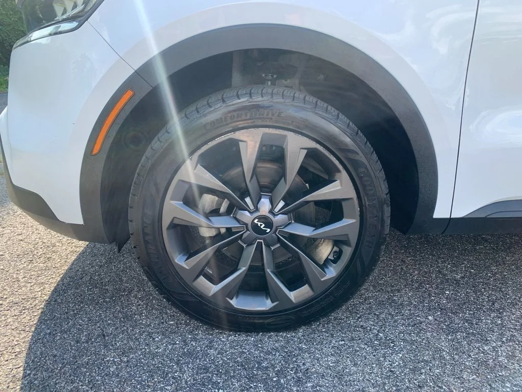 Used 2023 White Kia X-Line EX image 35