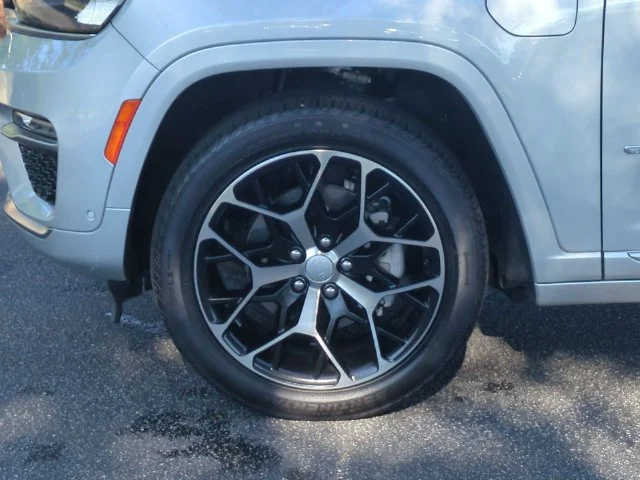 Used 2024 Silver Jeep Summit Reserve 4xe image 10