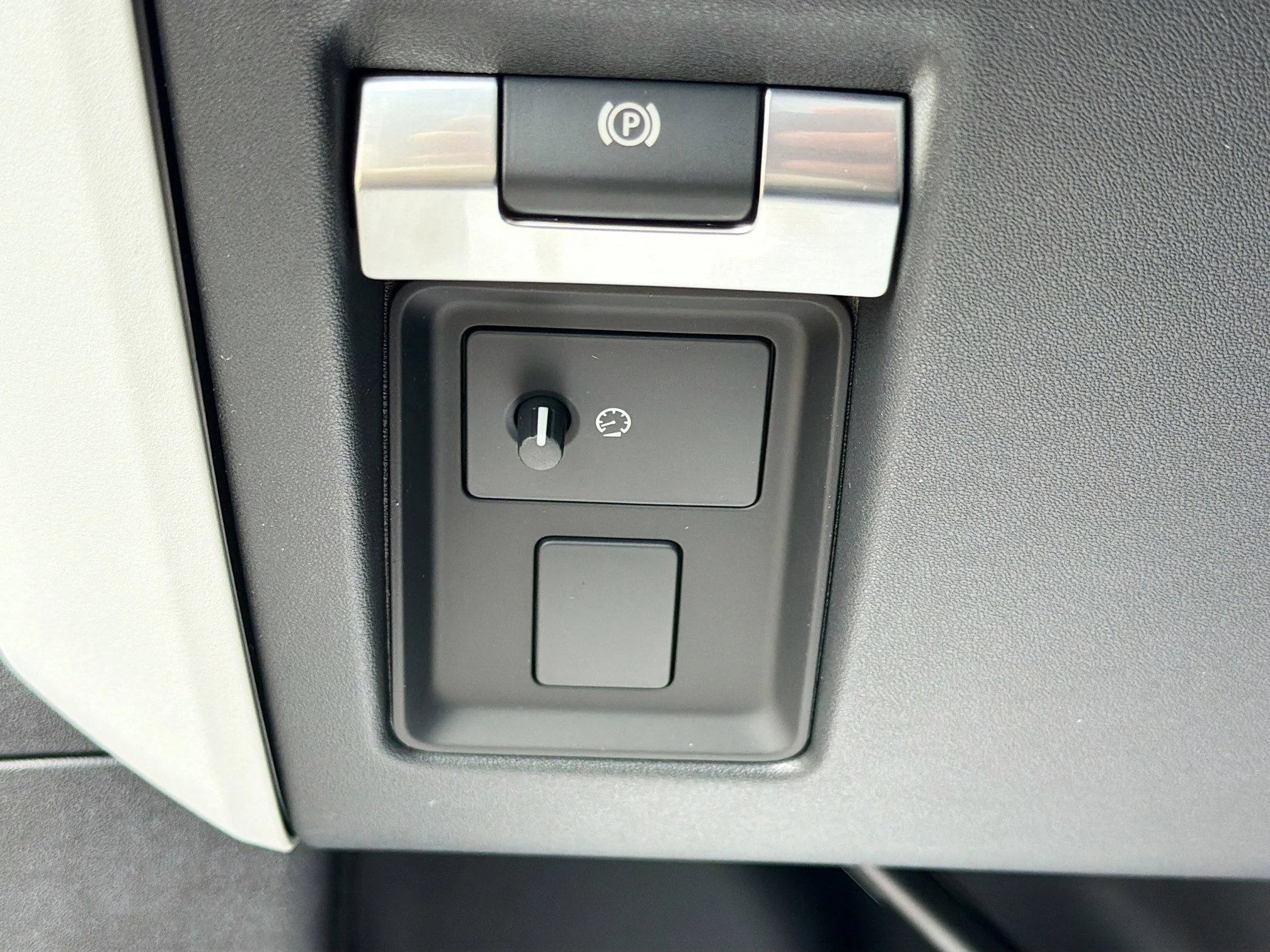 New 2026 Borasco Grey Metallic Land Rover S image 34