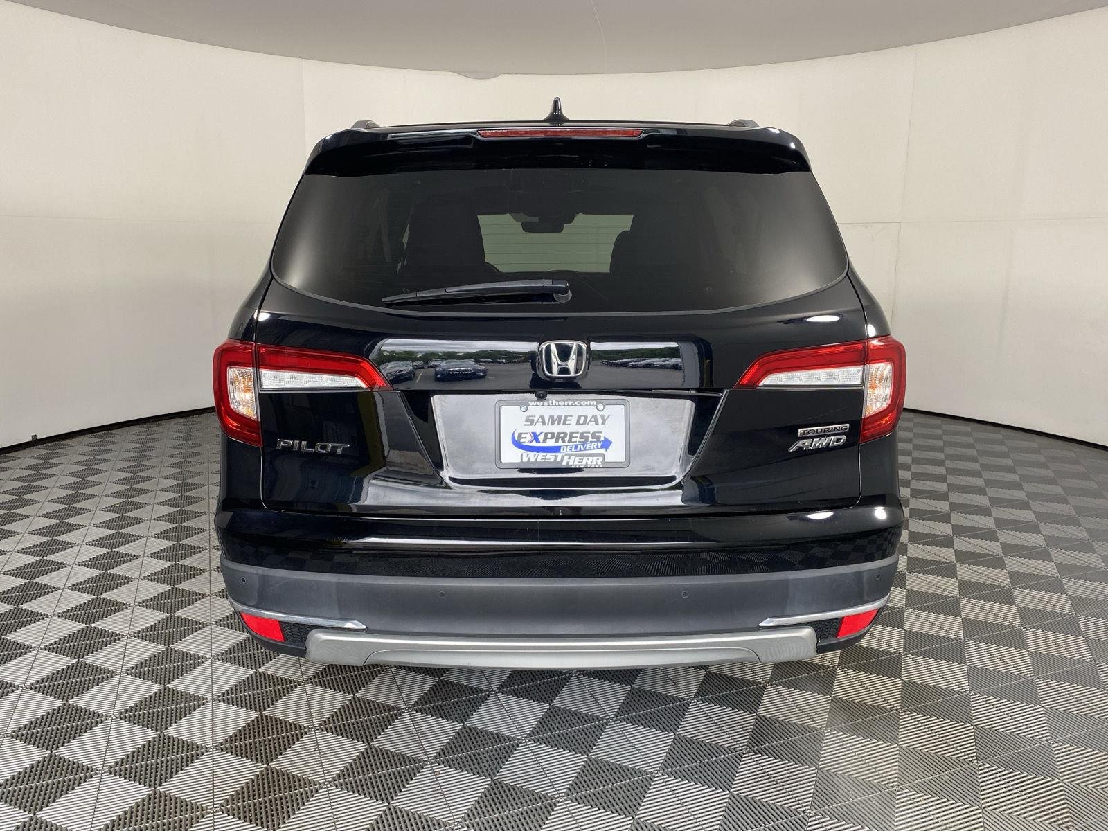 Used 2022 Crystal Black Pearl Honda Touring w/Rear Captain