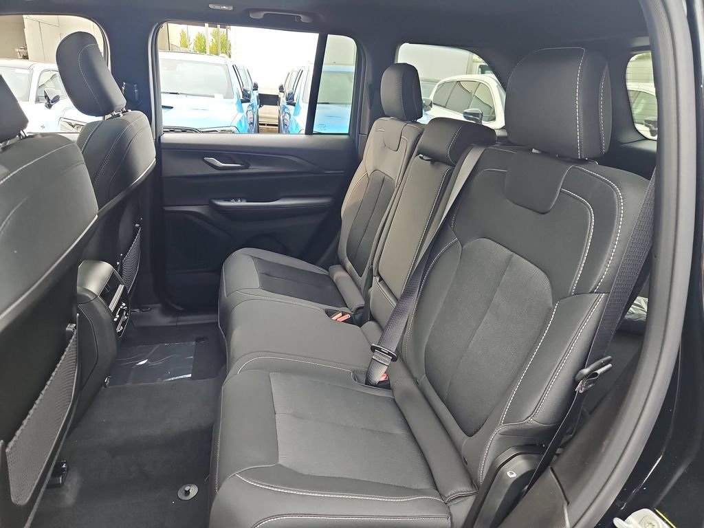 New 2026 Diamond Black Crystal Pearlcoat Jeep Laredo X image 14