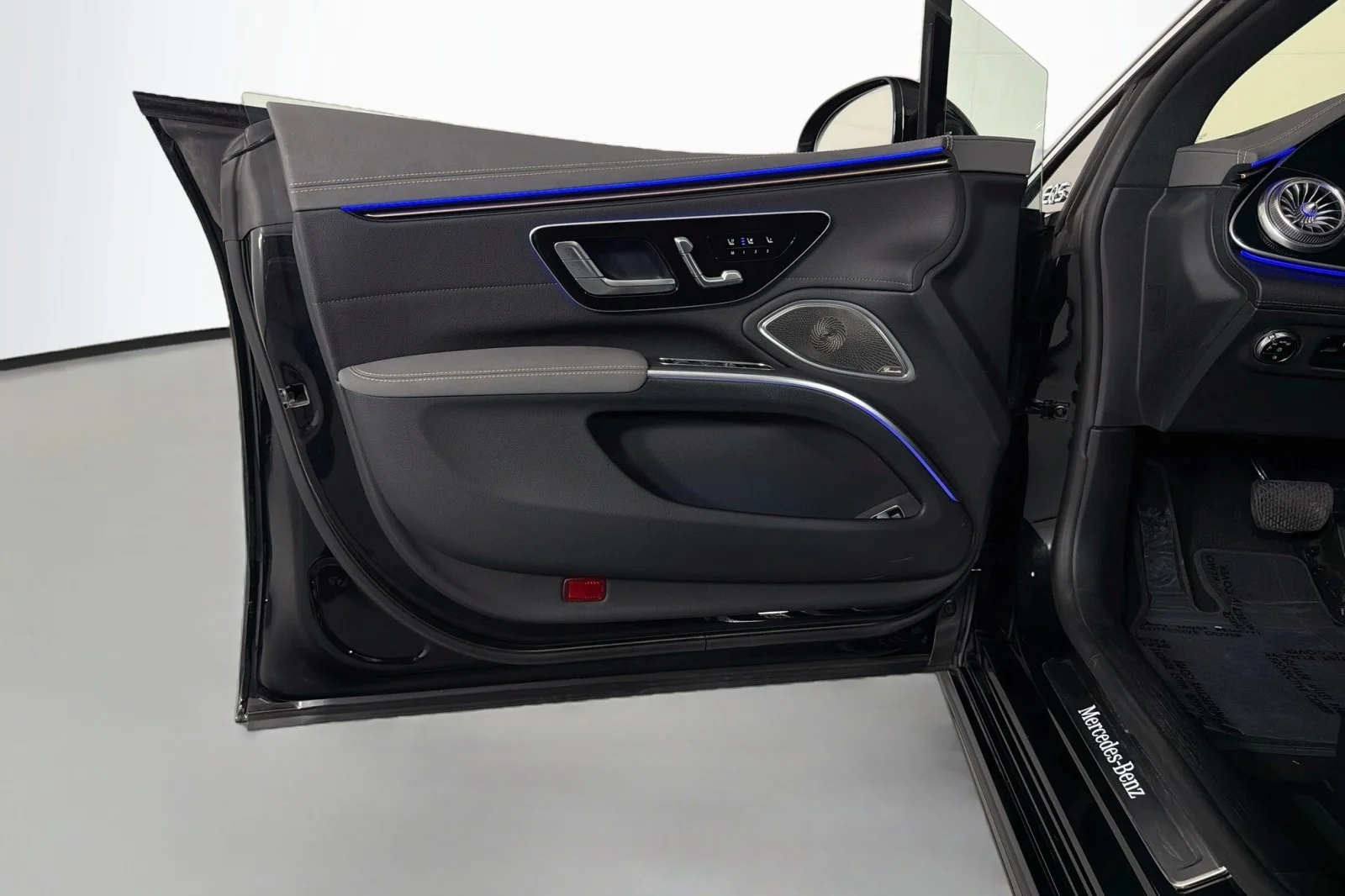 Certified Used 2023 Obsidian Black Metallic Mercedes-Benz 580 image 20