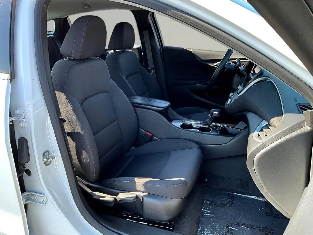 Used 2024 Summit White Chevrolet LT image 33